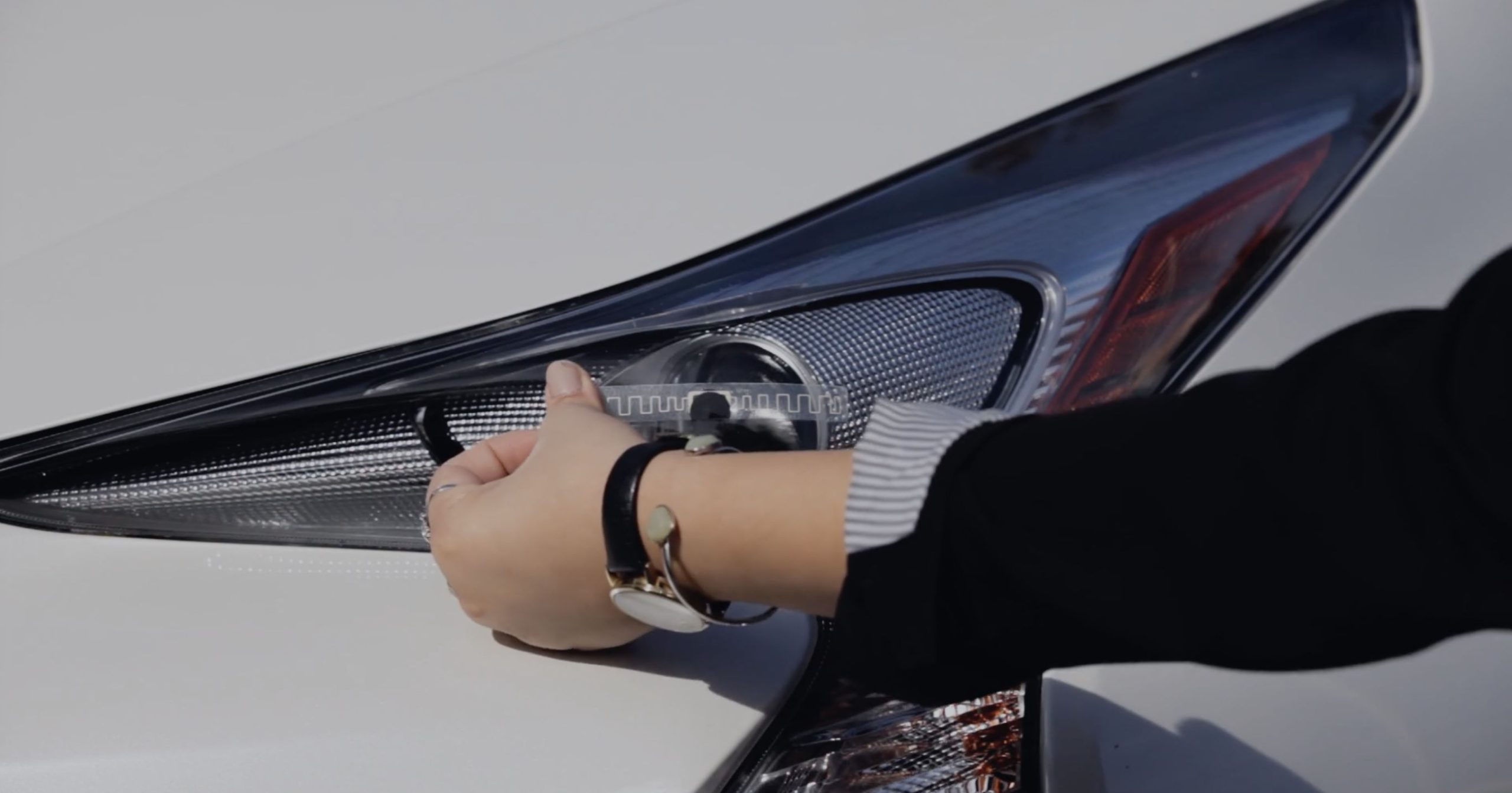 Remove Sign Stickers How-To: Remove RFID stickers - HeadlightSticker™